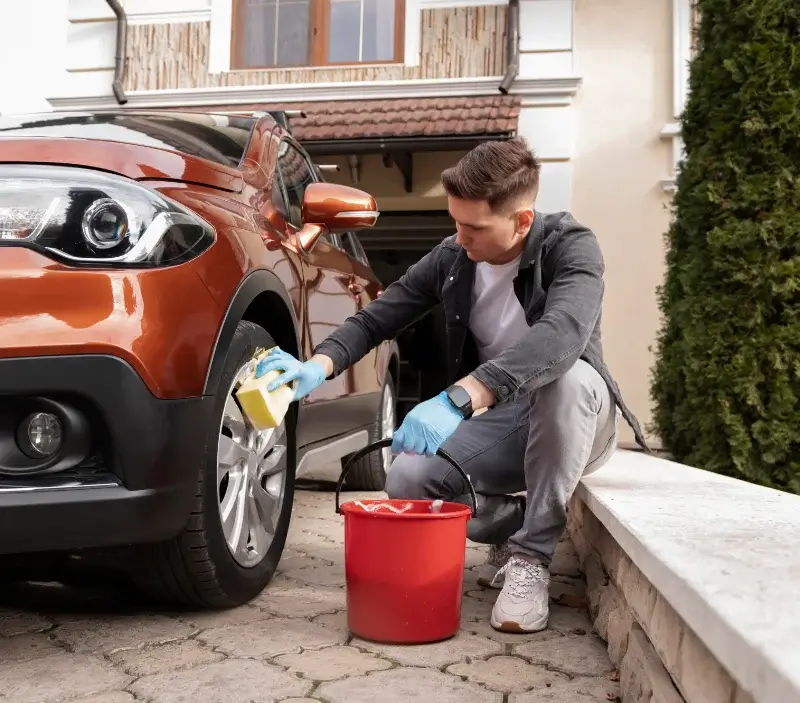 Lavage auto à domicile Évin-Malmaison : professionnel intervenant sur un véhicule